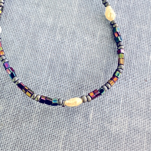 Bohemian bracelet, iridescent seed beads with freshwater pearls. - Picture 3 of 6